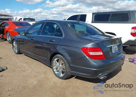 2013 Mercedes-Benz C 300 Luxury 4Matic/Sport 4Matic z USA, uszkodzony, nr VIN WDDGF8AB2DR271659
